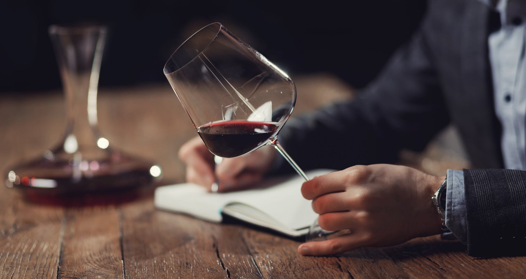 Expert sommelier dégustant un vin sélectionné